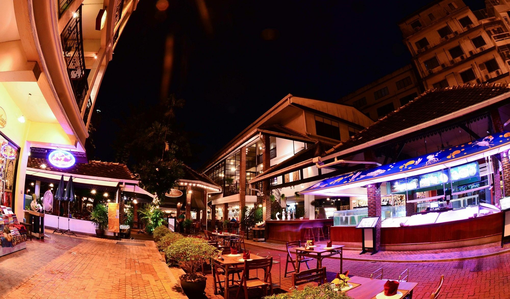 Silom Village Inn Bangkok Exterior photo